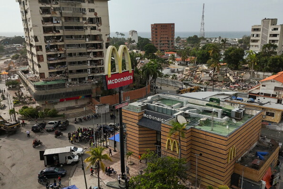 Le McDonald's transformé en clinique vétérinaire pour sauver les animaux au Venezuela